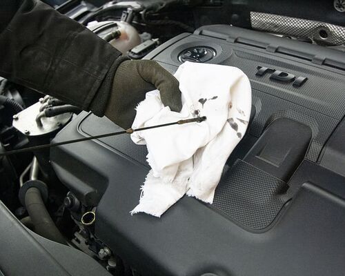oil-changing-the-oil-maintenance-mechanic