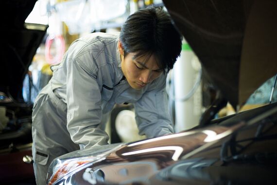 車を整備するスタッフ