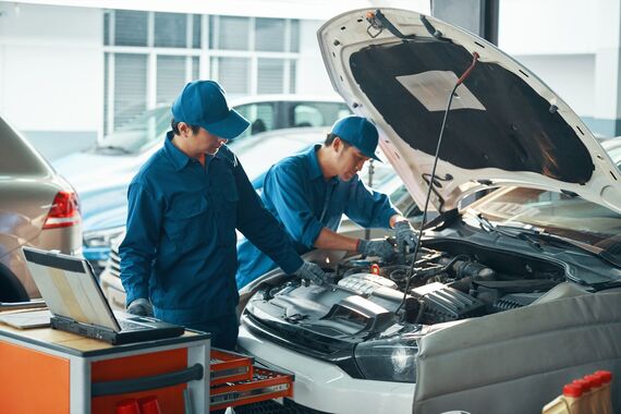 車の整備を進めるスタッフたち